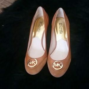 Michael kors logo pumps tan
